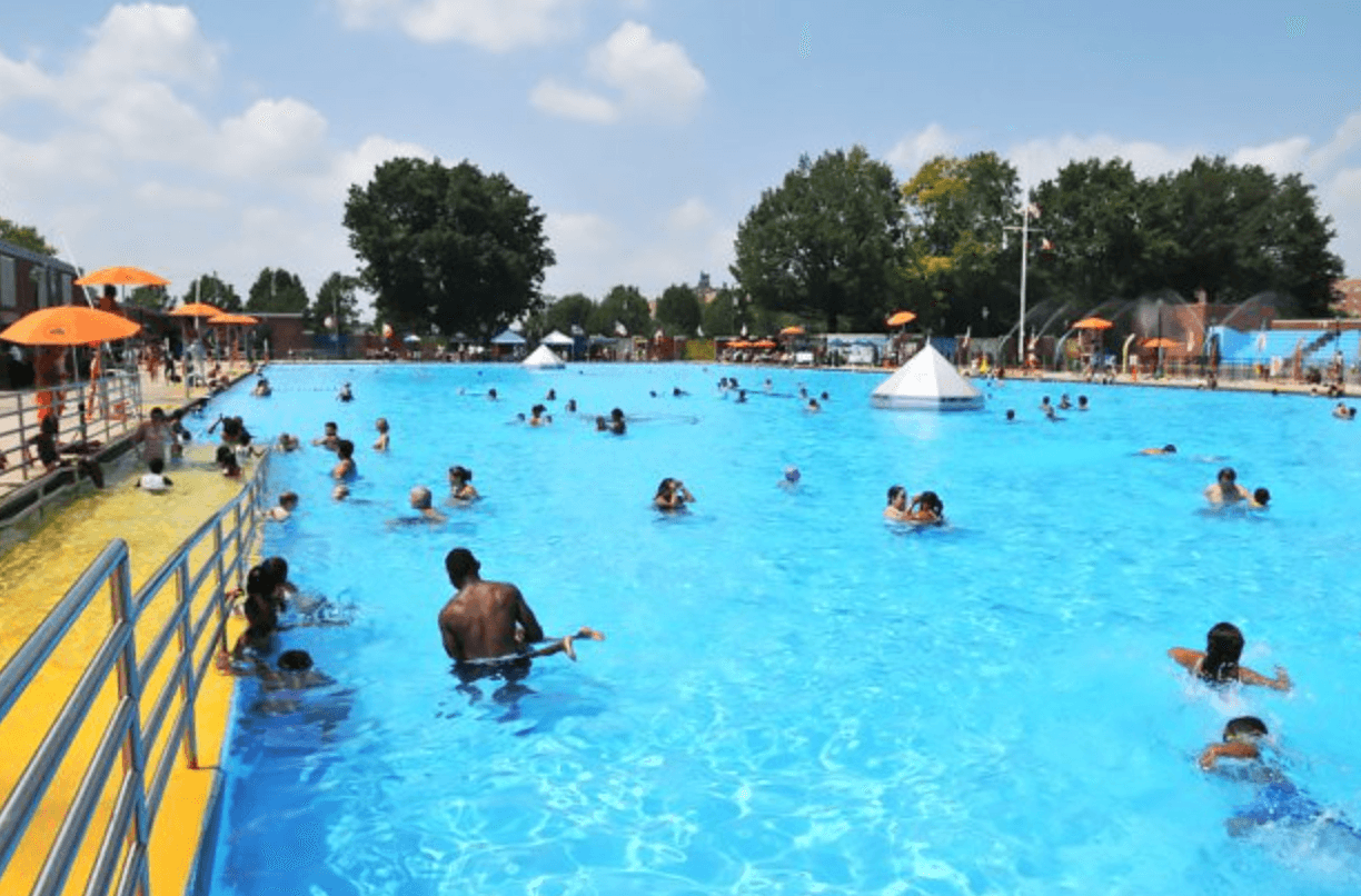 <b>Red Hook Pool </b>
<br>155 Bay St
<br>Brooklyn
<br>Tel. (212) 722-3211
<br>
<br>Si quieres nadar libre de disturbios, la Red Hook Pool tiene programados dos horarios diariamente para eso: de 7 a 8.30 am, y de 7 a 8.30 pm, puedes reservar tu línea de natación, 
<b>sin otros nadadores atravesándose</b> en tu camino, y sin niños. Lo mejor de todo: ¡es gratis! 
<br>
<br>Como está próxima al parque, aprovecha para practicar otros deportes, como basketball, fútbol o volley ball. También hay un gimnasio, y un parque de juegos infantiles.