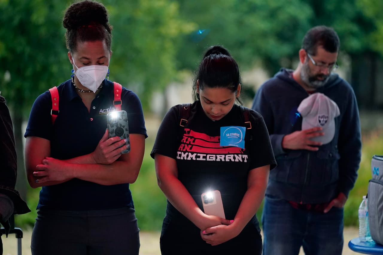 Ancianos, jóvenes y niños se dispusieron en un círculo y algunos tomaron la palabra para hacerse eco de la rabia y dolor que sentía la comunidad tras el descubrimiento de los migrantes hacinados dentro de un contenedor bajo el calor extremo del sur de Texas: 100 ºF (38 ºC).