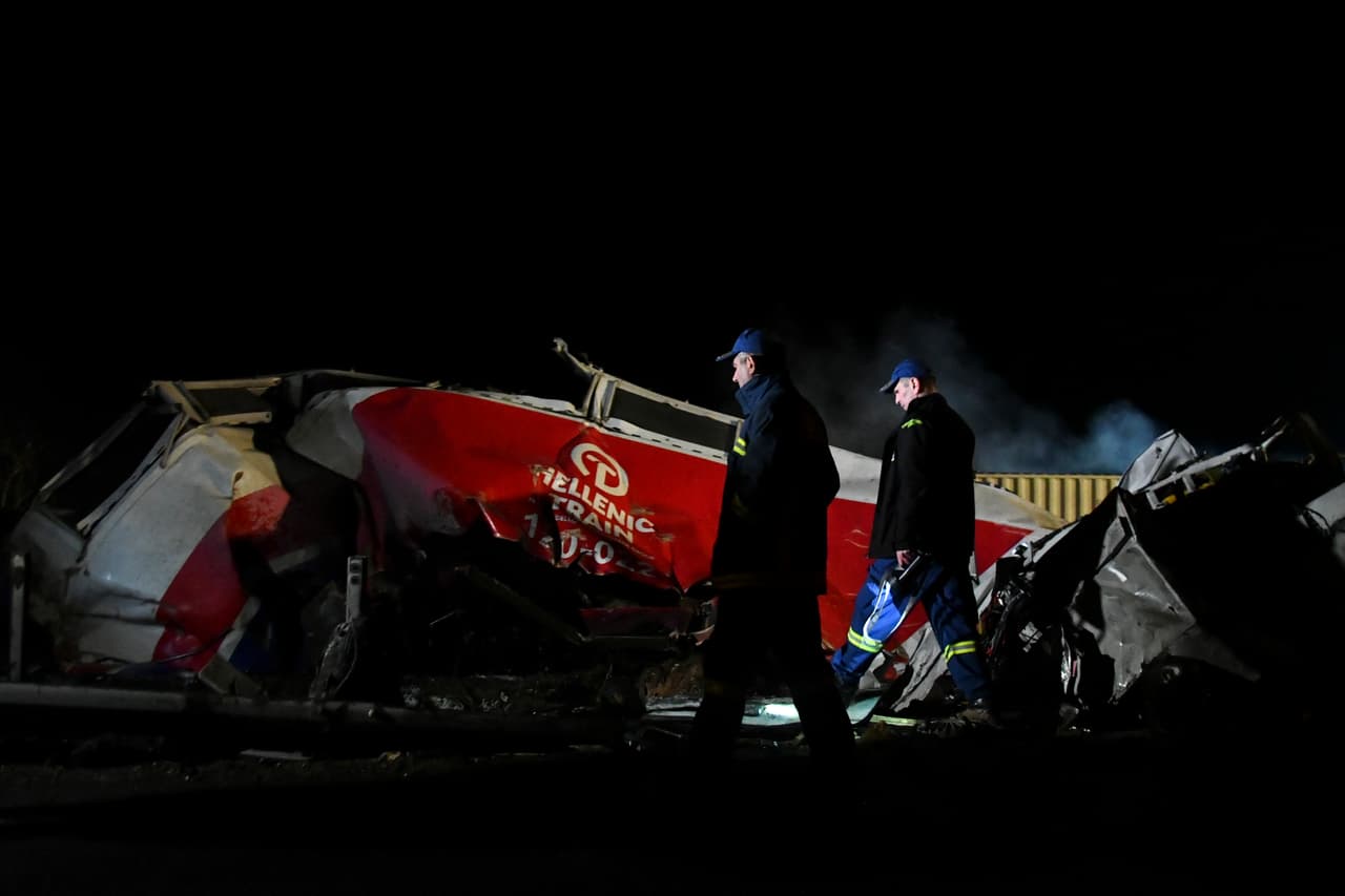 "Treinta y dos pasajeros fueron hallados muertos hasta ahora", indicó el portavoz de los bomberos griegos, Vassilis Vathrakogiannis, durante una rueda de prensa, en la que precisó que la operación todavía estaba en marcha. "85 personas resultaron heridas y fueron trasladadas a hospitales de los alrededores", agregó.
<br>