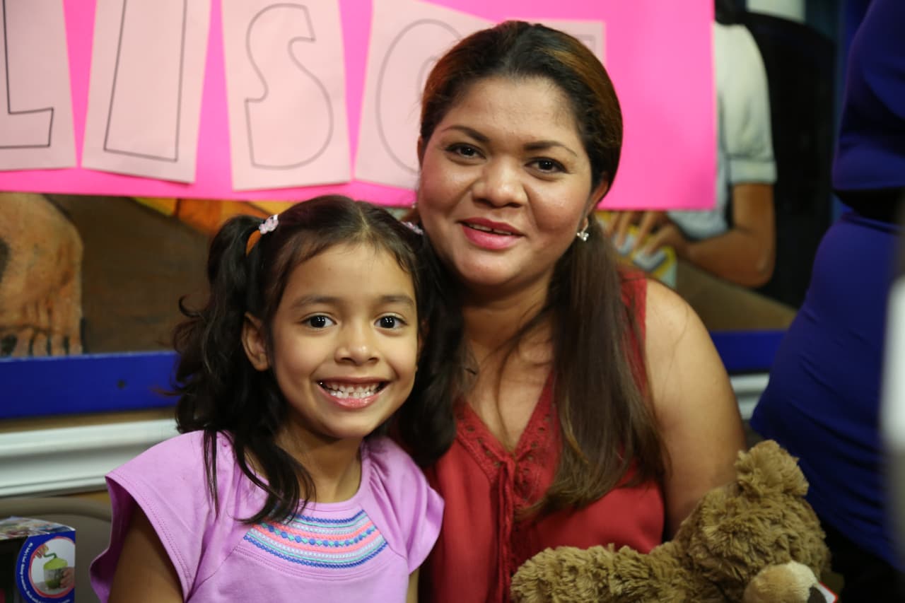 La salvadoreña Cindy Alinette Madrid-Henríquez fue liberada el 11 de julio del centro de detención de ICE donde se encontraba en Los Fresnos, Texas, y dos días después se reencontró con su hija de 6 años Alison Jimena en Houston. Millones de personas escucharon la voz de esta niña hispana que lloraba y clamaba por su madre, de quien fue separada al llegar a la frontera, en una grabación captada dentro de un centro de detención que le dio la vuelta al mundo.