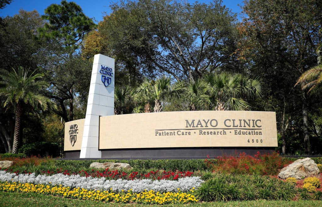 Esta iniciativa la han tomado ya también 
<b>importantes redes de hospitales privados </b>como 
<a href="https://newsnetwork.mayoclinic.org/discussion/mayo-clinic-announces-next-phase-of-vaccination-requirements-for-covid-19/" target="_blank">Mayo Clinic</a>, que ya anunció que todo su personal tendrá que estar vacunado. Este paso sigue a una petición que hicieron 
<b>las 60 principales organizaciones de salud </b>del país, como 
<a href="https://www.ama-assn.org/press-center/press-releases/ama-support-covid-19-vaccine-mandates-health-care-workers" target="_blank">la American Medical Association.</a>
<br>