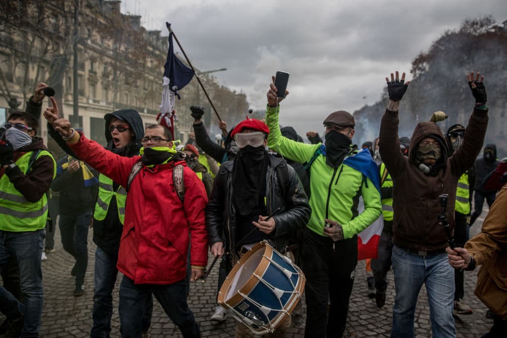Algunos manifestantes tocaron instrumentos musicales durante su marcha por los Campos Elíseos.