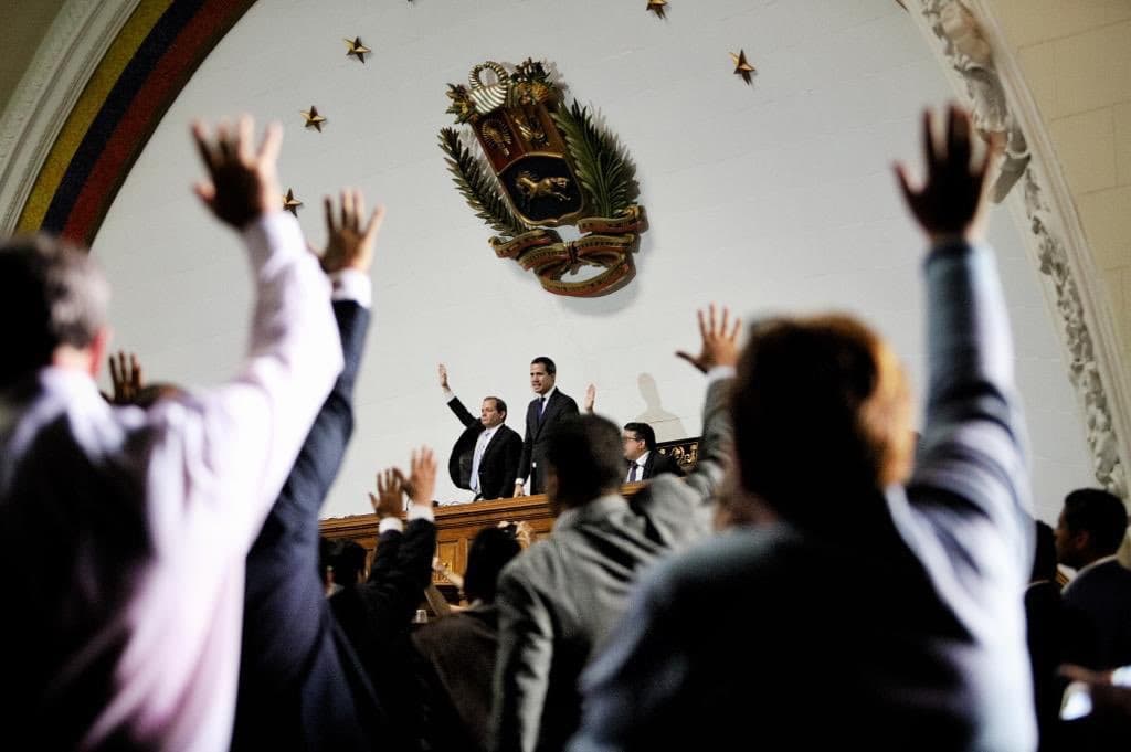“No son paramilitares armados y no es la Guardia Nacional la que decide quién es diputado y quien no. Es el pueblo el que decidió y eso es lo que estamos haciendo valer”, agregó Guaidó.