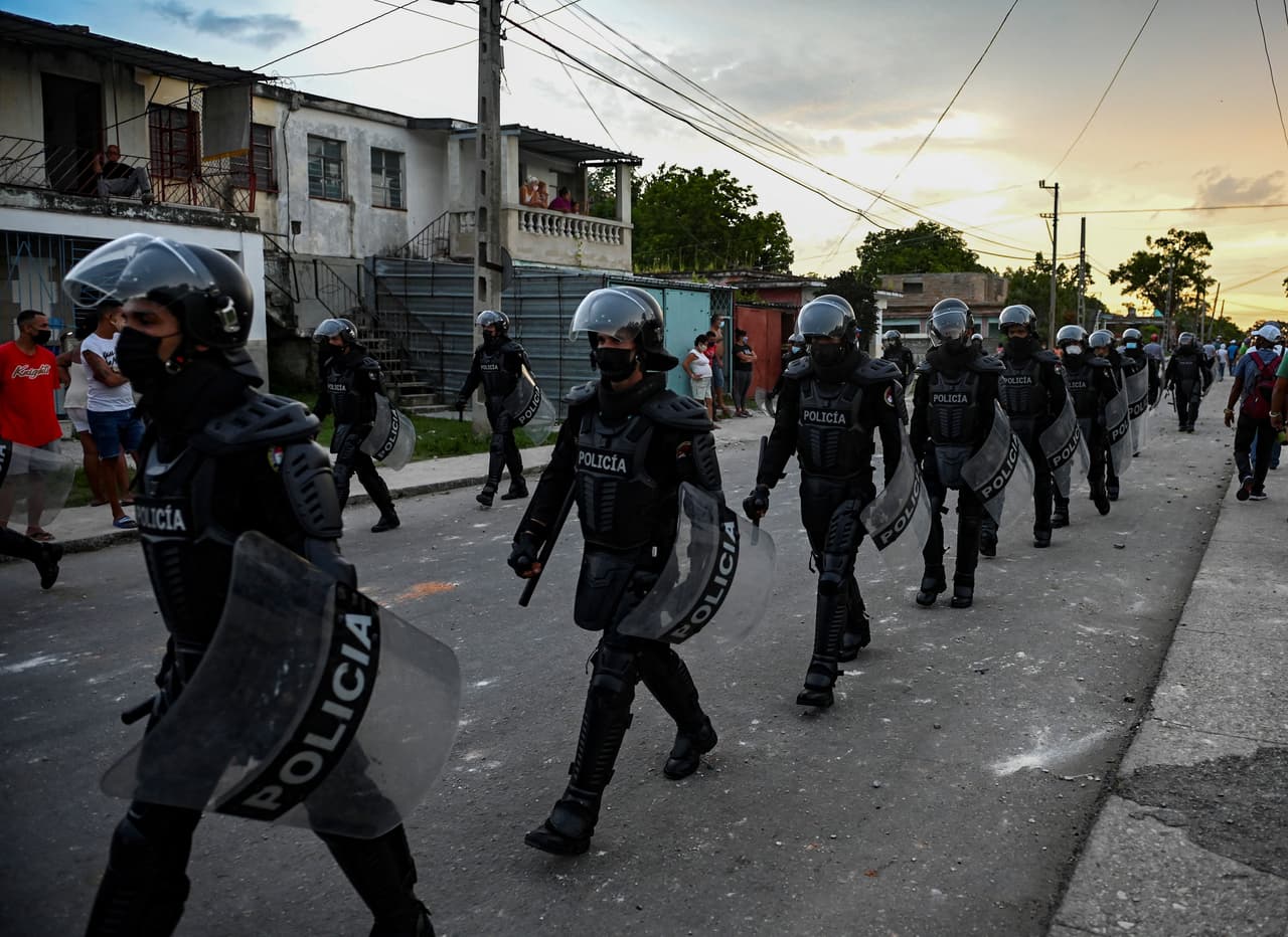 El 
<a href="https://twitter.com/DiazCanelB" target="_blank">Ministerio de Interior en Cuba</a> informó que manifestantes en Arroyo Naranjo fueron interceptados por los agentes de seguridad.