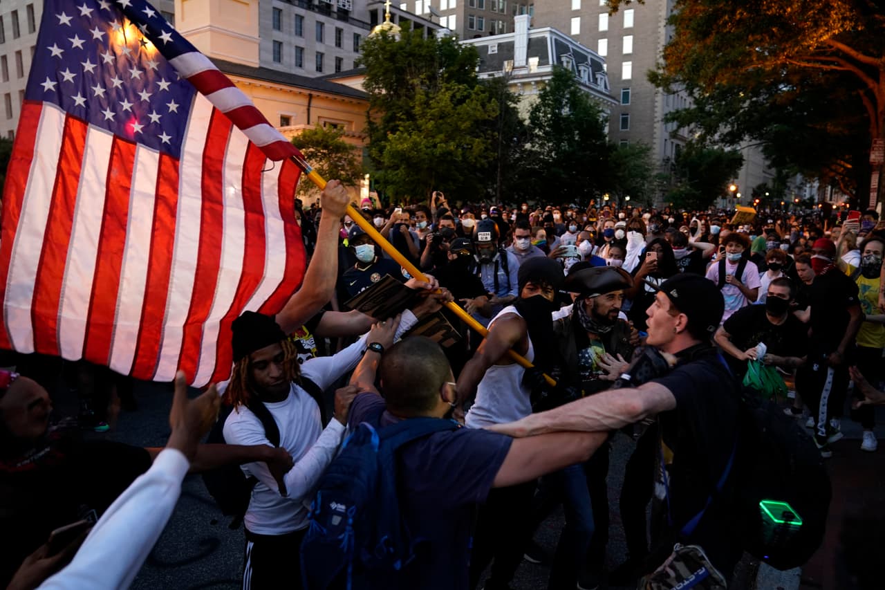 La oleada de manifestaciones por las injusticias raciales llegó a la capital del país. Cientos de activistas protestaron contra Donald Trump muy cerca de la Casa Blanca y los enfrentamientos fueron subiendo de intensidad día a día. 30 de mayo.