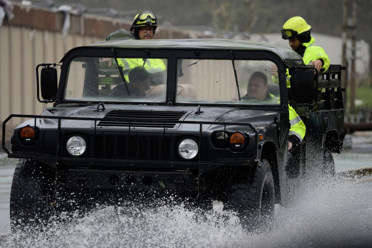 El gobernador, Ricardo Rosselló, señaló que "el daño es muy extenso (...) Hay muchas inundaciones, mucho daño a las infraestructuras, el sistema de telecomunicaciones está parcialmente caído, la infraestructura de energía está completamente caída".