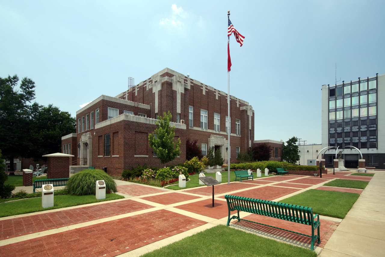 <h3 class="cms-H3-H3">20. Jonesboro, Arkansas</h3>
<br>
<br>💸 
<b>Ingreso familiar promedio:</b> $47,935
<br>
<br>💸
<b> Tasa de pobreza:</b> 21.0%
<br>
<br>💸
<b> Hogares con ingresos anuales menores a $10,000:</b> 8.9%
<br>
<br>💸 
<b>Adultos con educación universitaria: </b>28.7%
<br>
<br>💸
<b> Tasa de desempleo (2021):</b> 6.2%
<br>