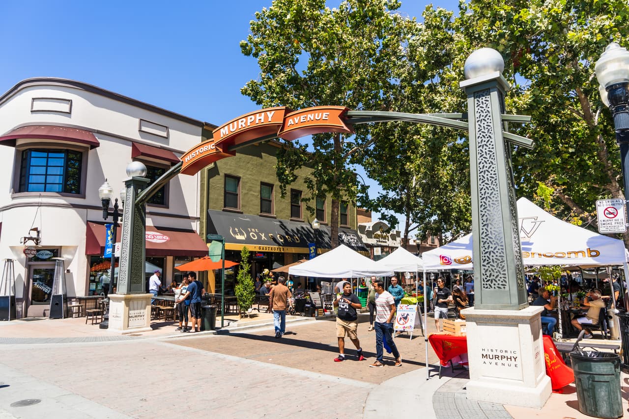 <b>1. Sunnyvale, CA</b>
<br>
<br>La ciudad tiene el porcentaje más alto de personas que ganan $100.000 o más (62,5 %), el tercer porcentaje más bajo de adultos que viven por debajo del nivel de pobreza y la quinta tasa de matrimonio más alta (56,8 %). Los delitos violentos en el área también son bajos con aproximadamente 149 delitos violentos por cada 100,000 habitantes