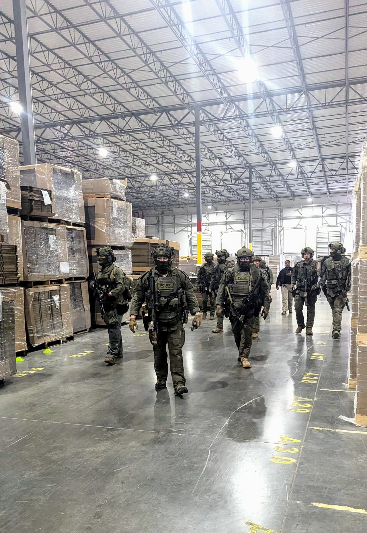 Con el paso de las horas, la situación se fue aclarando. 
<b>Portavoces del FBI y ICE en Georgia indicaron que se trataría de un operativo contra la trata de tráfico laboral en esa fábrica. </b>
<br>
<br>El FBI de Atlanta indicó que Wellmade Industries estaba usando “fraude y coerción” para hacer que i
<b>nmigrantes de China y otros países trabajaran en el lugar. </b>