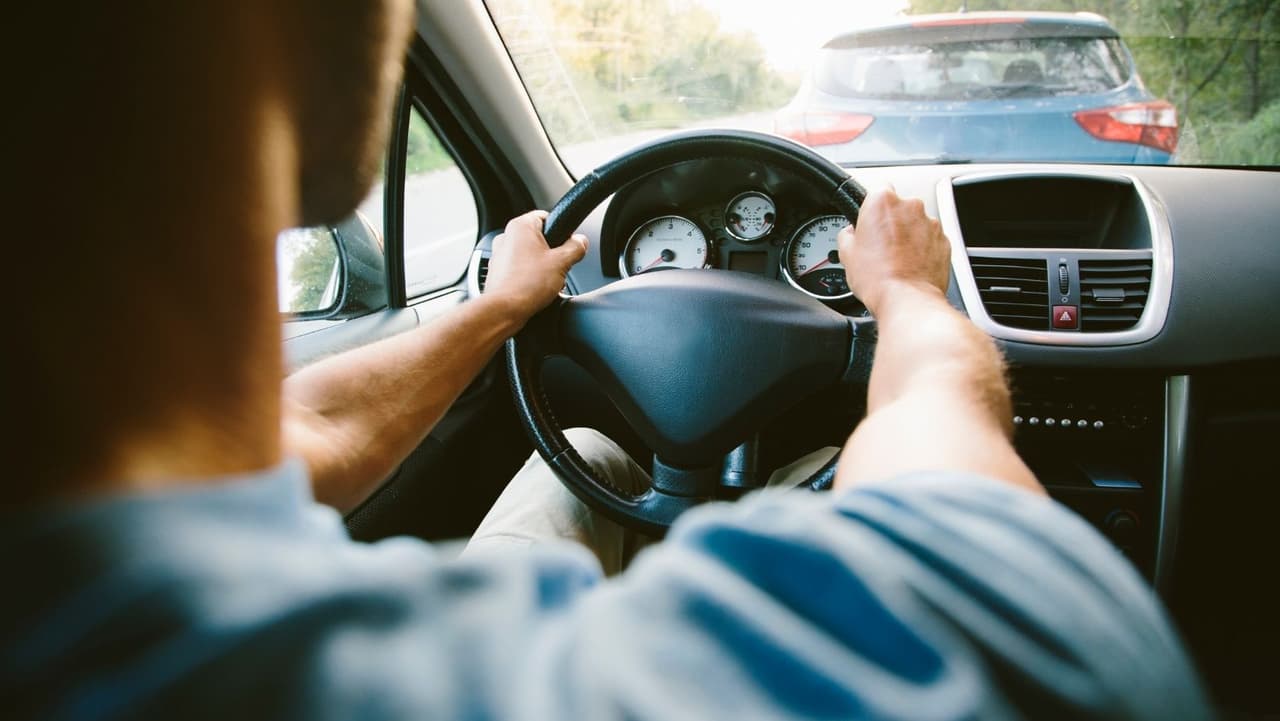 <b>Planifica bien tu viaje: </b>Un viaje bien planificado te permitirá llegar a tu destino de la manera más rápida, fácil y segura, y ahorrando combustible. Alargar solo diez minutos el viaje de una hora puede provocar un aumento del consumo en gasolina o gasoil de hasta un 14 por ciento.
<br>
