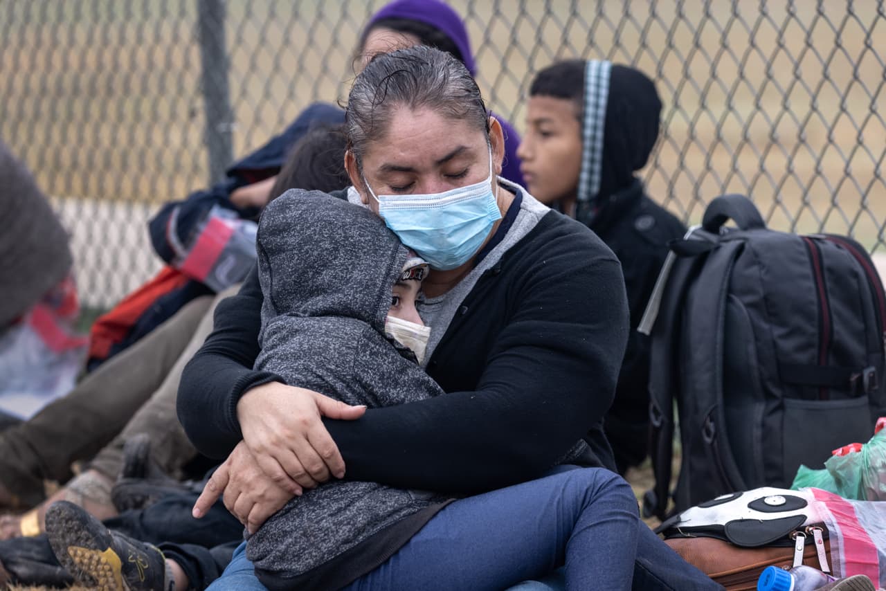 Gobierno sopesa acuerdo fronterizo que deportaría a miles de indocumentados a México