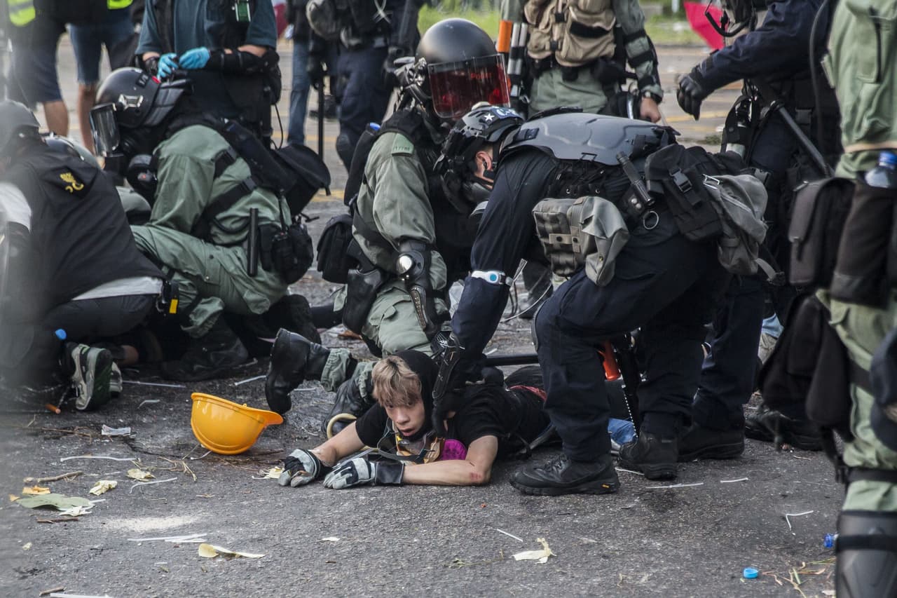 Mientras el presidente Xi Jinping recibió saludos de unos 15,000 soldados en la capital, los manifestantes prodemocráticos en Hong Kong arrojaron huevos a su retrato, con decenas de miles de personas desafiando las órdenes de la policía de dispersarse. En Hong Kong, 
<a href="https://www.univision.com/noticias/mundo/la-policia-de-hong-kong-dispara-contra-un-manifestante-en-el-dia-nacional-de-china-video" target="_blank">hubo varios detenidos en las manifestaciones además de un joven herido de bala,</a> según reportaron agencias de noticias.