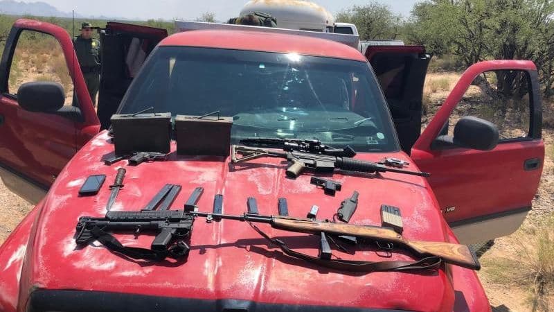 Coyotes armados con ‘cuernos de chivo’: el arsenal decomisado por la Patrulla Fronteriza
