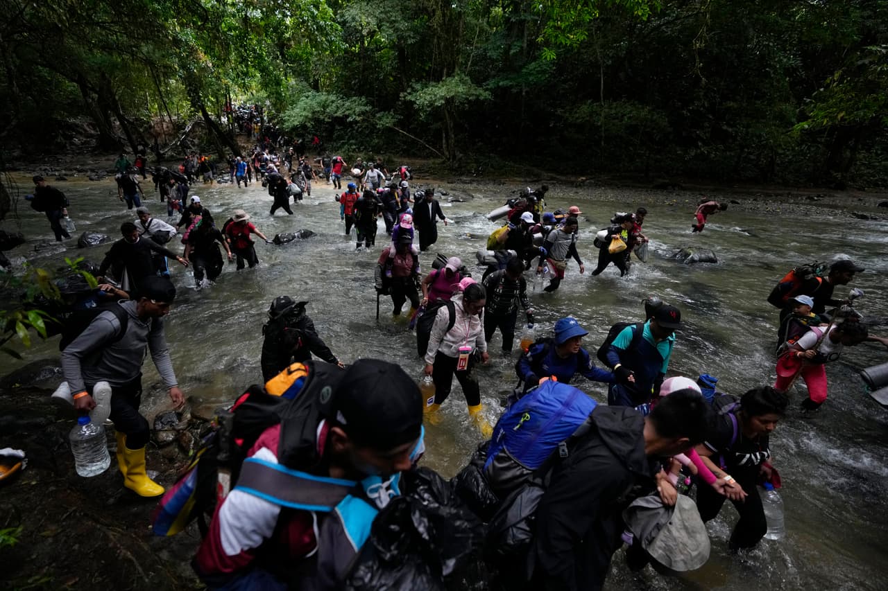 El anuncio del Departamento de Seguridad Nacional (DHS) respondió a un incremento en el número de venezolanos que llegaban a Estados Unidos a pedir asilo. El año fiscal 2022 mostró números históricos, el mayor en agosto: 
<b>más de 25,500 ciudadanos de ese país </b>fueron arrestados por la Patrulla Fronteriza.
<br>
<br>Los 
<b>venezolanos, los nicaragüenses y los cubanos representaron en agosto 35% del total de arrestos hechos</b> por las autoridades fronterizas.