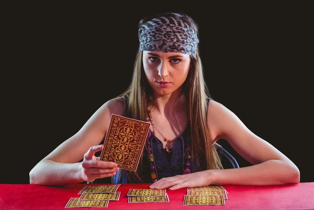 El objetivo del tarot, la numerología o toda magia, psicoanálisis o tradición espiritual, es crear en las personas un centro que le permita equilibrarse por sí solo en la vida, tomando decisiones por sí mismo tras ponderar todas sus posibilidades y caminos por cuenta propia.