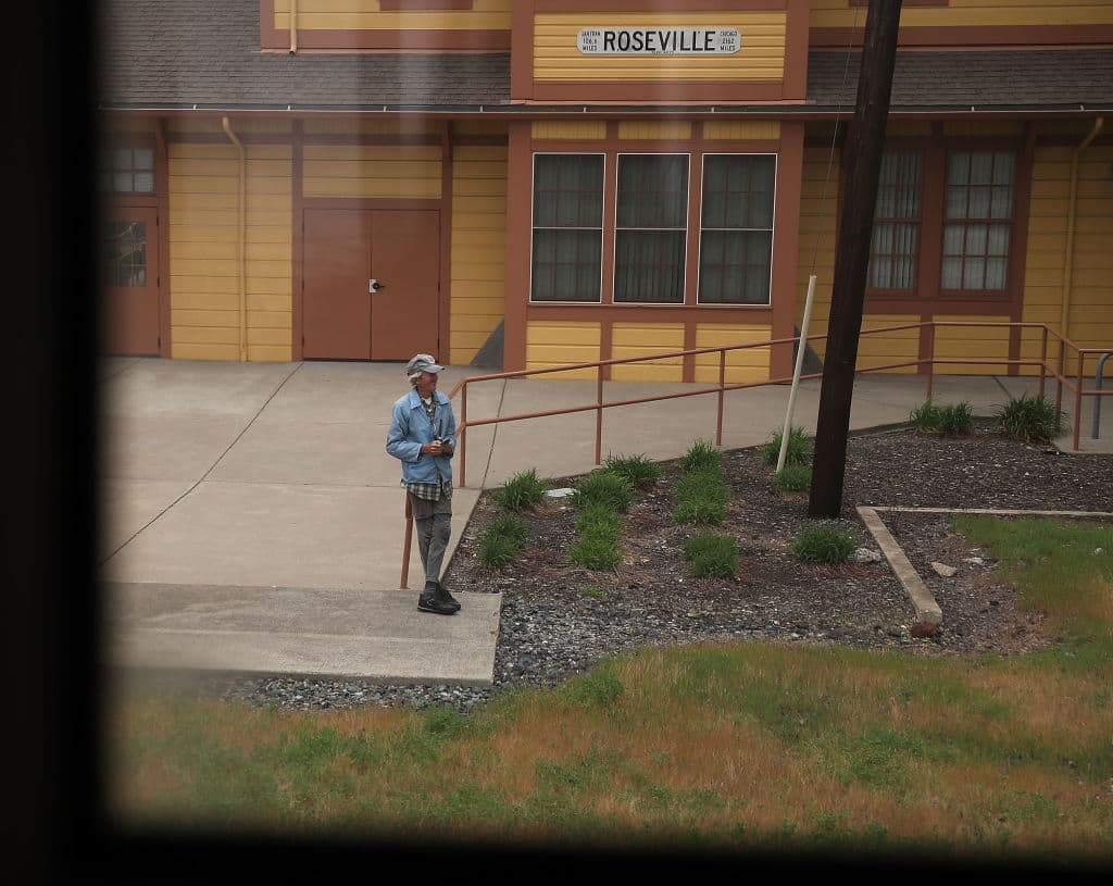 <h2 class="cms-H2-H2">2. Roseville, California</h2>
<br>
<br>Justo al noreste de Sacramento, Roseville experimentó un aumento de población del 14.4%, liderando el crecimiento migratorio del país, dice la encuesta. Entre las 10 primeras ciudades, el crecimiento de la población alcanzó el 14% y los ingresos medios aumentaron más del 20%, signos claros de un fuerte impulso económico. 
<br>
<br>Aunque el empleo descendió ligeramente, el valor de la vivienda aumentó casi un 35% en los últimos cinco años y los ingresos crecieron modestamente, indica el estudio.
<br>