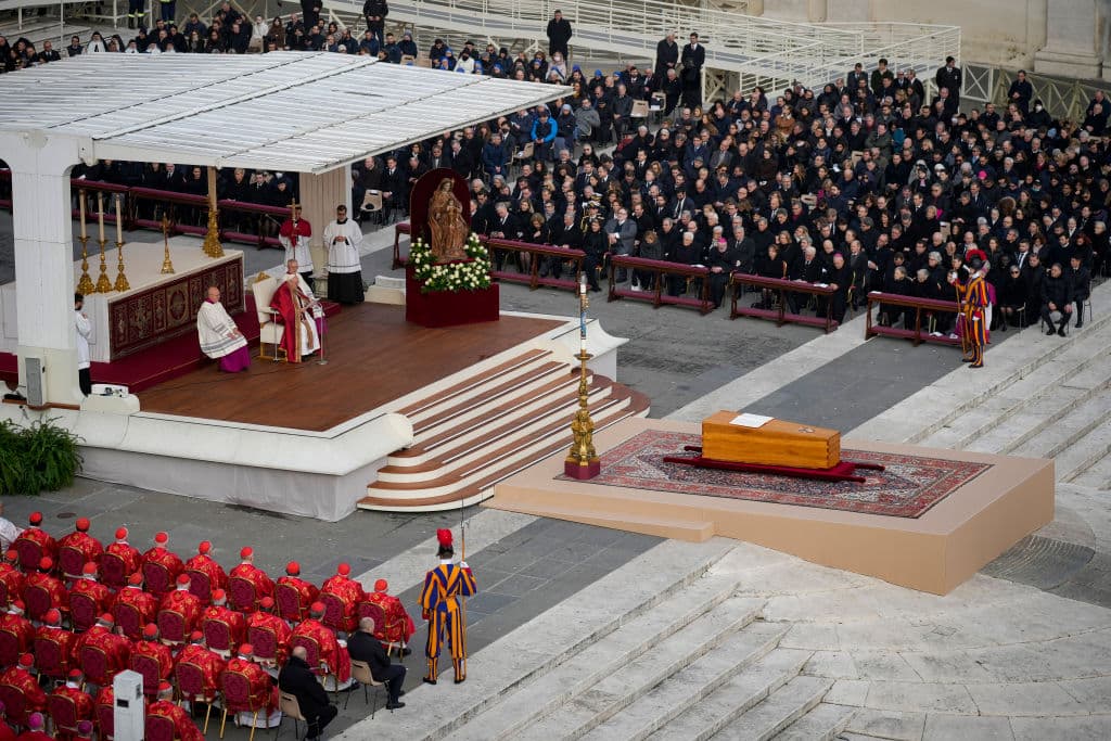 En una imagen histórica, el papa Francisco presidió el funeral de su antecesor. (Photo by Christopher Furlong/Getty Images)