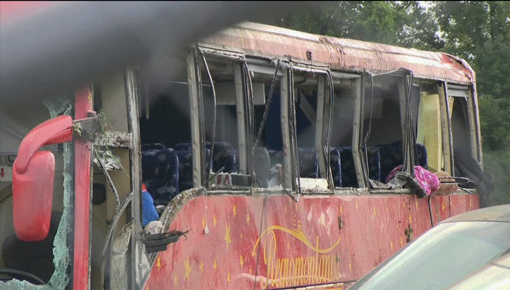 Mueren 7 personas mexicanas y otras 37 quedan heridas en la volcadura de un autobús que iba a Dallas