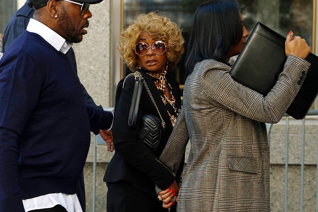 A sus 85 años, 
<b>Janice Combs</b> se presentó temprano el lunes 12 de mayo en el tribunal federal del Distrito Sureste de Mantahattan, donde comienza oficialmente 
<b>el juicio contra su hijo, el artista y empresario conocido como Sean 'Diddy' Combs</b>. La semana previa, la selección del jurado quedó prácticamente completa, por lo que el juicio entra en otra etapa.
