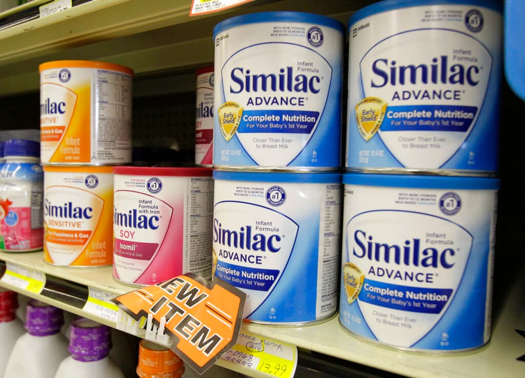 Muere otro bebé que enfermó tras consumir leche de fórmula y la FDA amplía el 'recall' de productos: esto es lo que debes saber