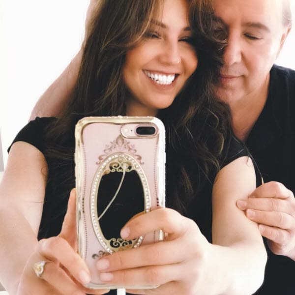 Ante las críticas por su matrimonio con Mottola, Thalía confesó: "Me da mucha risa que dicen: '¡Ya es millonaria! Ahorita ya que se casó. Ya tiene un estatus, ya viaja en primera clase'. Bueno, pues que hablen, qué rico que hablen, ¿no?", dijo la cantante mexicana en 2004 para el programa 'El ojo del huracán'.