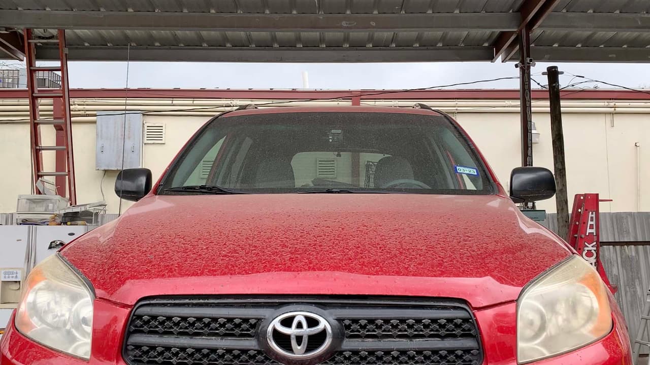 Si sale humo blanco del escape, eso significa que le está entrando agua, y si el humo es negro podría ser que 
<b>está quemando aceite del motor</b> por lo que no es recomendable comprar ese automóvil.
