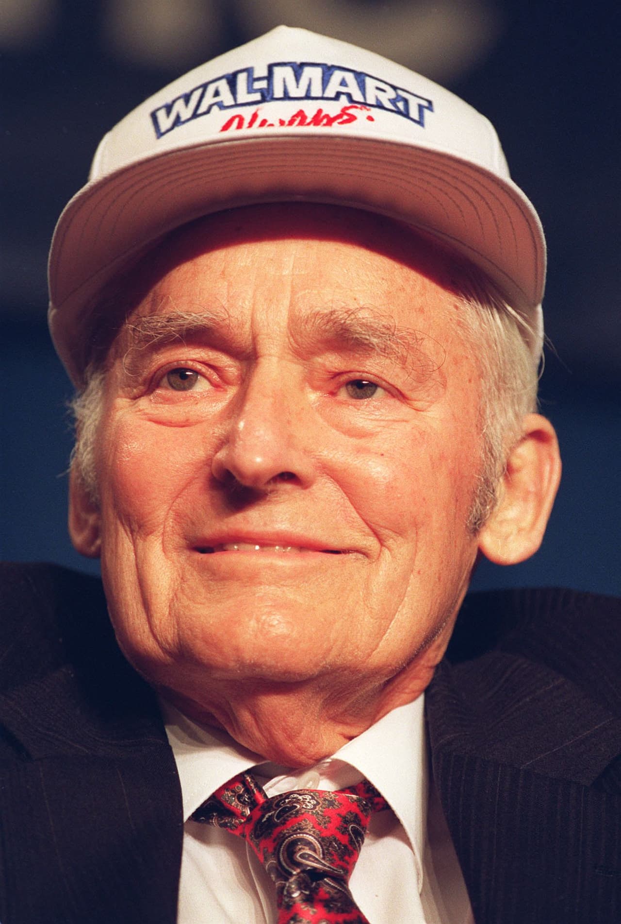 <b>Sam Walton, Walmart.</b>
<br>
<br>Walton abrió una pequeña tienda en Arkansas con la idea de atraer clientes ofreciendo los precios más bajos posibles. Esa idea se convirtió en Walmart, uno de los modelos comerciales más exitosos de todos los tiempos, y que reinventó la experiencia en la venta minorista en todo el mundo. 
<br>