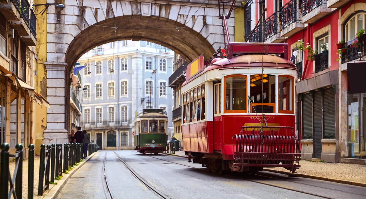 <h3 class="cms-H3-H3"><b>2. Cais do Sodré, Lisboa, Portugal</b></h3>
<br>
<br>Durante años, este barrio histórico y céntrico de la capital portuguesa ha estado entre los primeros de la lista y este año vuelve a encabezarla. En este barrio se están abriendo nuevas empresas, restaurantes y los bares y clubes nocturnos que ya existían están recuperando su esplendor. Se han hecho obras de remodelación en las riveras del Tajo que darán al barrio aún más ritmo y movimiento.
