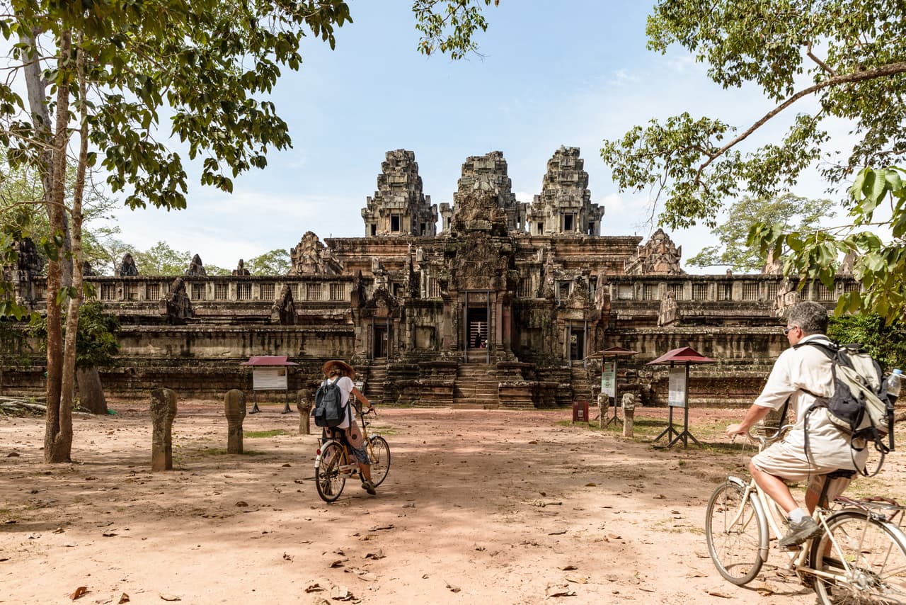<b>Camboya.</b> Este país asiático requerirá que los visitantes paguen un depósito de viaje de 3,000 dólares antes de ingresar para cubrir los posibles costos relacionados con la pandemia. Deberán presentar una prueba negativa de no más de 72 horas antes de viajar y tener un seguro médico de al menos 50,000 dólares. Otra prueba será tomada al llegar y deberán esperar en una instalación oficial hasta que los resultados estén listos.