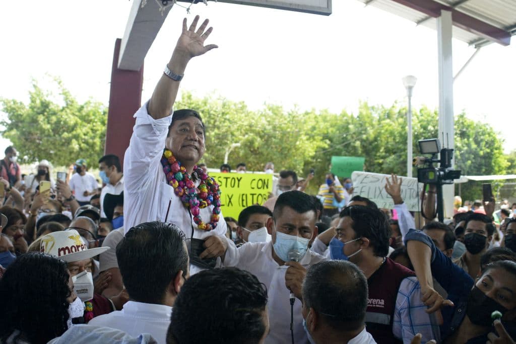 Una de las grandes polémicas de esta elección se produjo en torno a 
<b>Félix Salgado Macedonio, </b>
<a href="https://www.univision.com/noticias/america-latina/mexico-retiran-candidatura-felix-salgado" target="_blank">a quien se le retiró la candidatura a la gubernatura</a>
<b> del estado de Guerrero</b> por haber incumplido con el reporte de los gastos de campaña. Salgado Macedonio está acusado de violación por varias mujeres. En la imagen saluda a simpatizantes durante el inicio de su campaña como candidato en Acapulco el 13 de marzo de 2021.