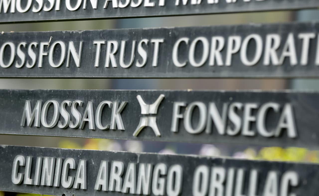 ¿Tiene relación esta investigación con los
<a href="http://www.univision.com/temas/papeles-de-panama"> <b>Papeles de Panamá</b></a>
<b>? Sí, hay empresas y documentos que se encontraron en este lote y pudieron vincularse a los obtenidos en la anterior base de datos. La nueva filtración ofrece un valor agregado:</b> revela datos de registros corporativos desconocidos para los periodistas como los de la Isla del Hombre (Isle of Man) e Islas Caimán.
<br>
