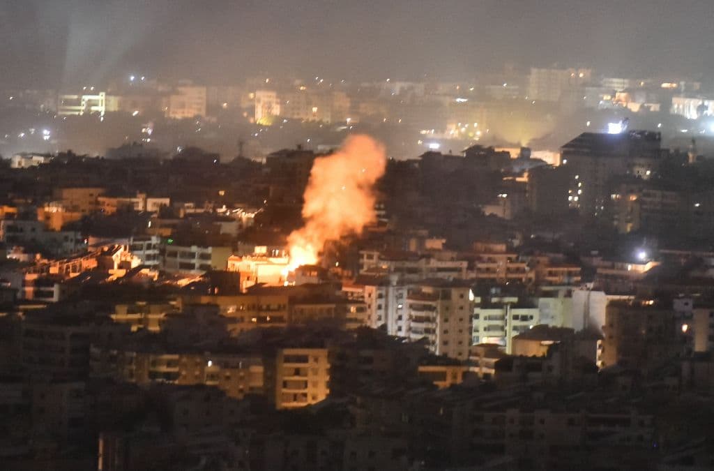 El humo se eleva desde el lugar de un ataque aéreo israelí que tuvo como objetivo un barrio en el sur de Beirut la madrugada de este martes.