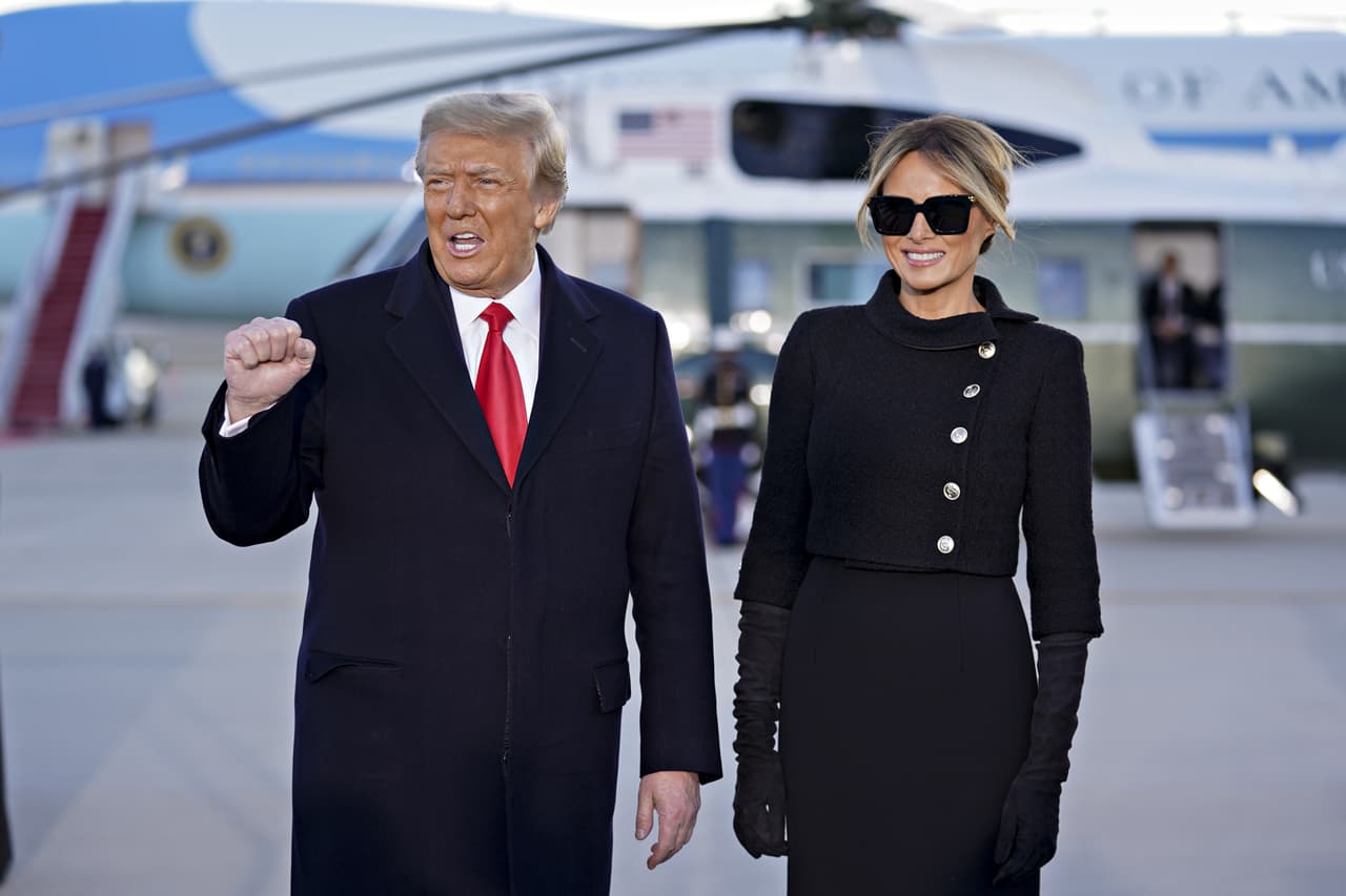 Cuando el Air Force One en el que dejaron Washington comenzó a moverse en la base militar, en los altavoces se escuchó el tema 'My Way' de Frank Sinatra, tema con el que Melania y Donald abrieron la pista en el primer baile presidencial.
