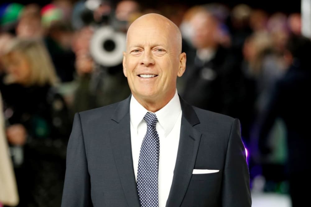<b>Bruce Willis</b>
<br>Conocido por sus películas de acción, Bruce Willis alcanzó la fama por su papel de John McClane en la saga 'Die Hard', pero también destacó en otros proyectos como 'The Sixth Sense' (1999) o 'Looper' (2012).
<br>