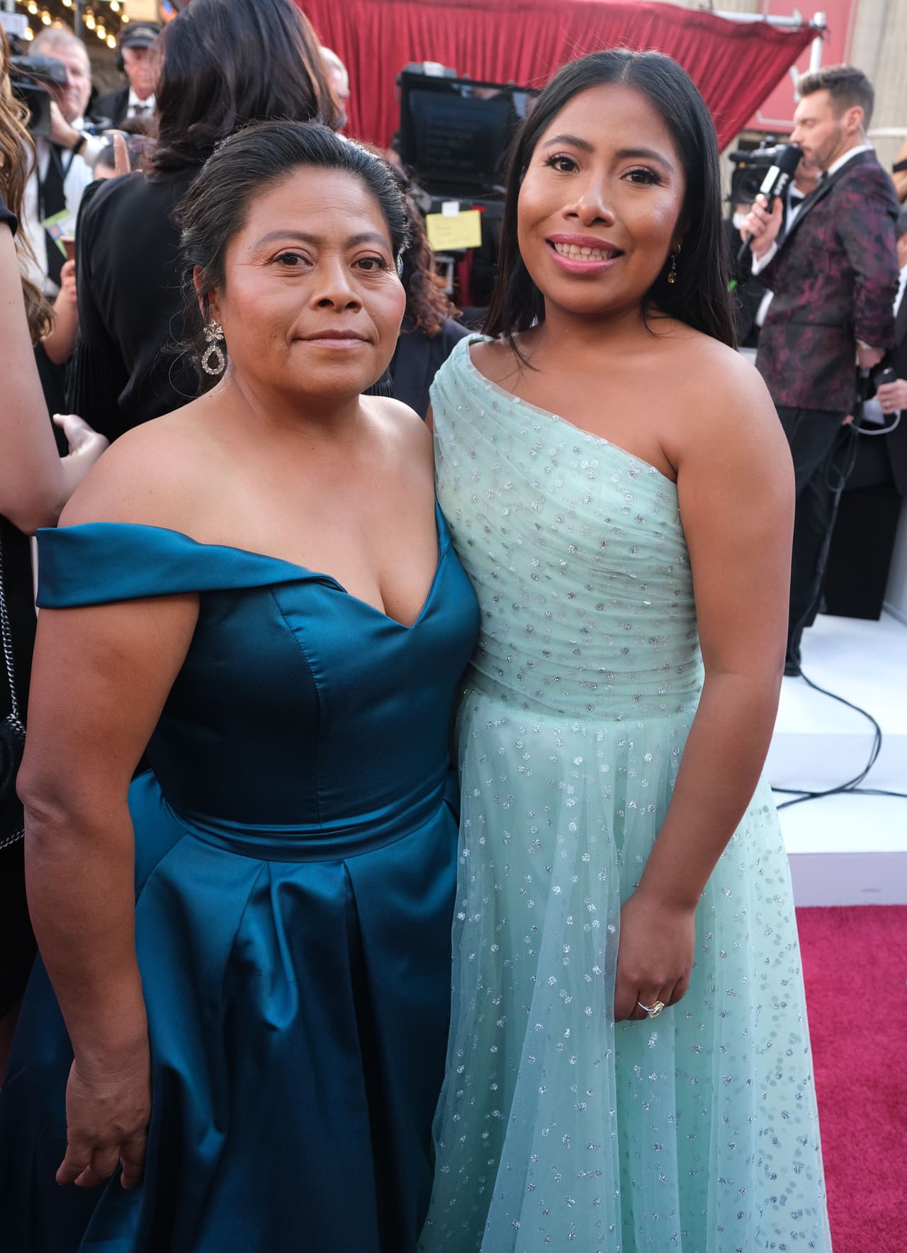 <b>2. Yalitza en bueña compañía: </b>La mexicana originaria de Oaxaca llegó a la alfombra roja acompañada por su mamá.