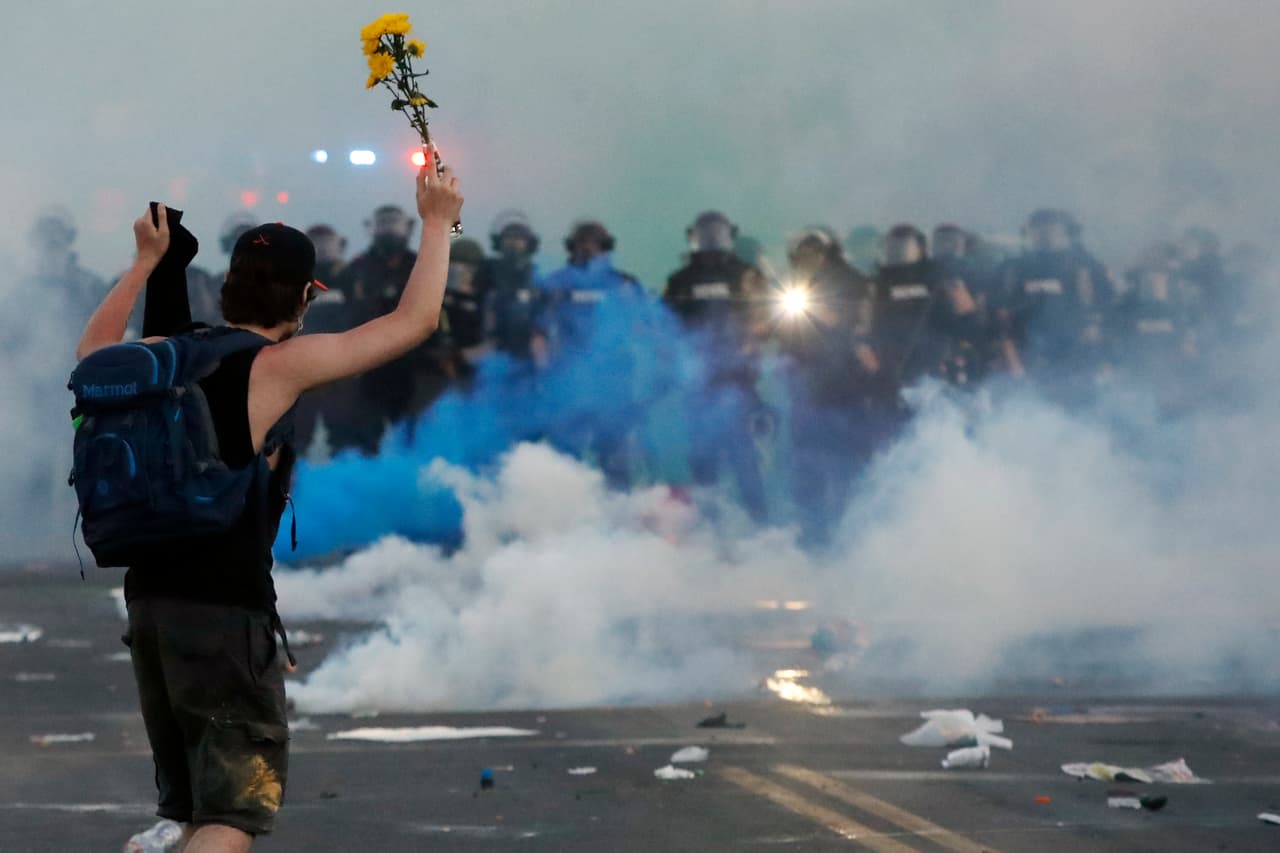 En Minneapolis, la ciudad donde comenzaron las protestas, policías, patrulleros estatales y miembros de la Guardia Nacional actuaron poco después de que comenzara el toque de queda de las 8:00 pm para dispersar las protestas, empleando gas lacrimógeno y balas de goma para despejar las calles ante una comisaría y otros lugares.