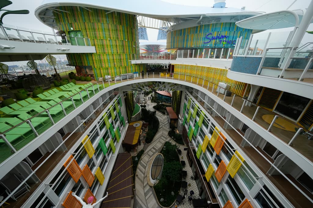 Un área de habitaciones y tiendas llamada Central Park se ve desde una cubierta superior a bordo del Icon of the Seas.