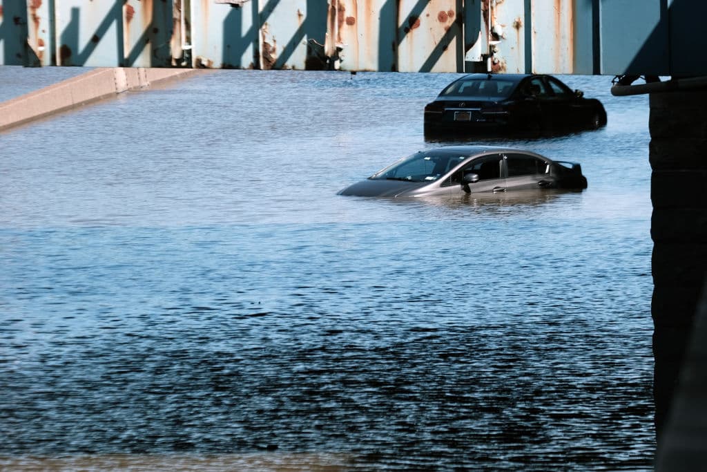 Las autoridades de Nueva York y Nueva Jersey incluso 
<b>tuvieron que decretar el estado de emergencia</b> tras verse sobrepasadas por la situación. En el Bronx se aprecian autos cubiertos por el agua en muchas vías.