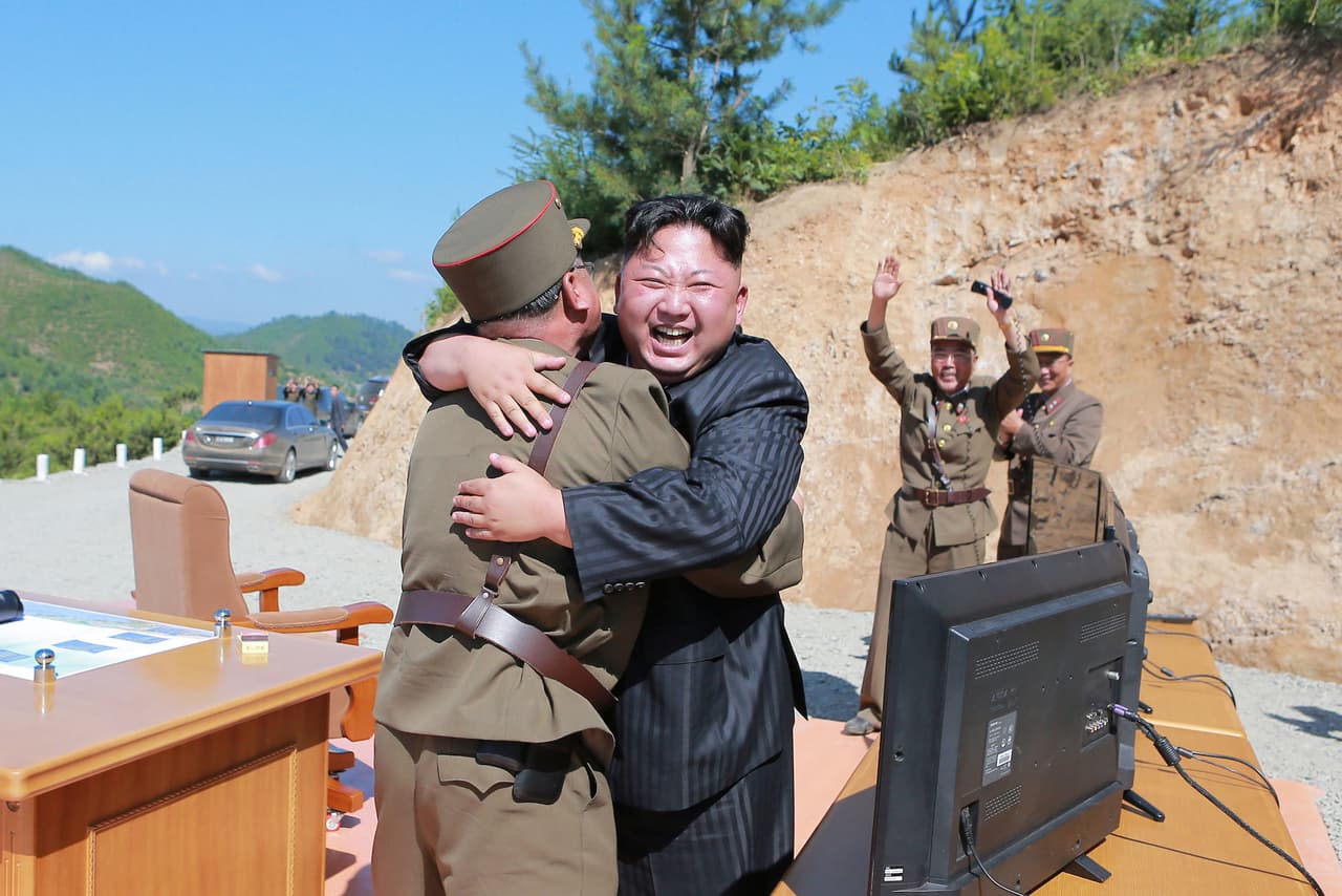 Kim Jong Un le pide a sus científicos que "envíen con frecuencia 'paquetes de regalo' a los yanquis"