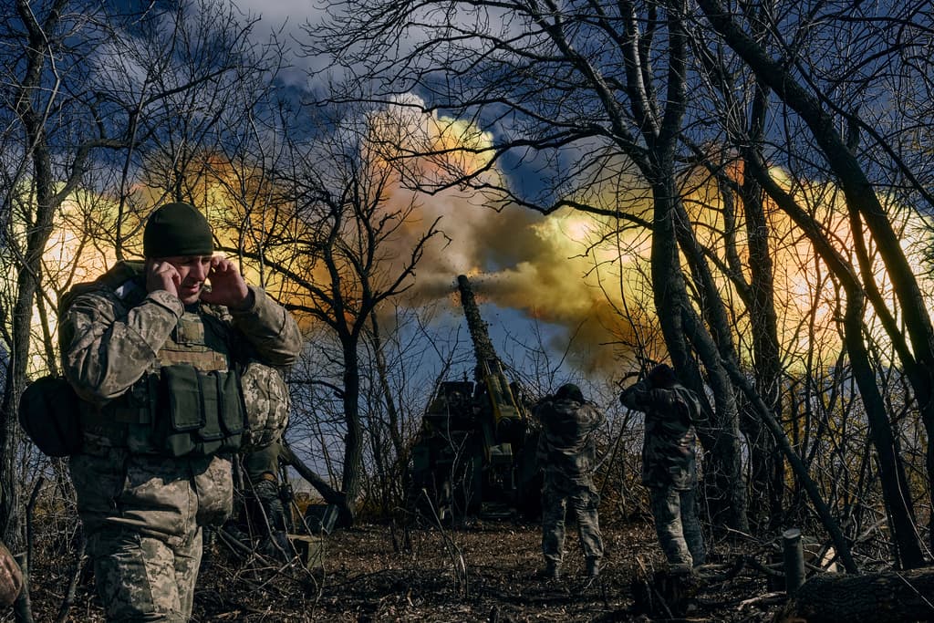 Soldados ucranianos disparan un obús autopropulsado hacia posiciones rusas cerca de Bajmut, región de Donetsk, Ucrania, el domingo 5 de marzo de 2023.