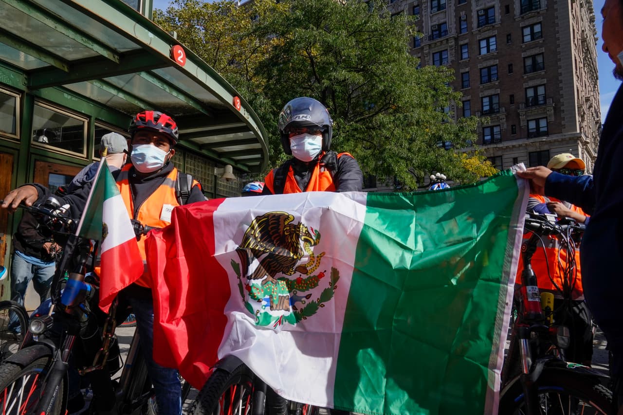 Al grito de “¡Sí se puede!” y haciendo sonar los timbres de las bicicletas, una multitud de repartidores ondeó las banderas de México y Guatemala el 15 de octubre en el centro de Manhattan. Se concentraron, según dijeron, para pedir ayuda a la policía.