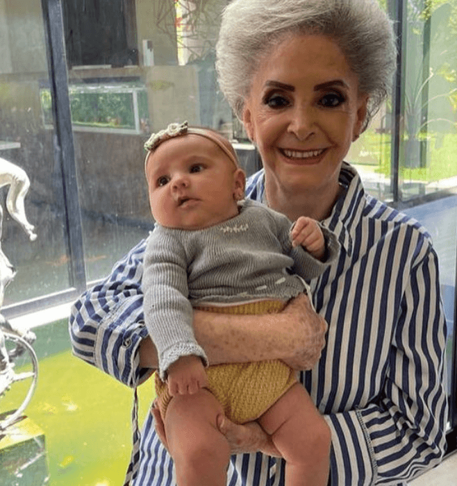 <b>Posando con su bisabuela </b>
<br>No podía faltar la foto con la mamá de 
<a href="https://www.univision.com/musica/cantantes-mexicanos-que-se-visten-orgullosamente-charros-y-cantan-fotos">Alejandro Fernández</a>, Doña Cuquita, a quien se le puede ver sonriendo mientras carga a una distraída Cayetana.