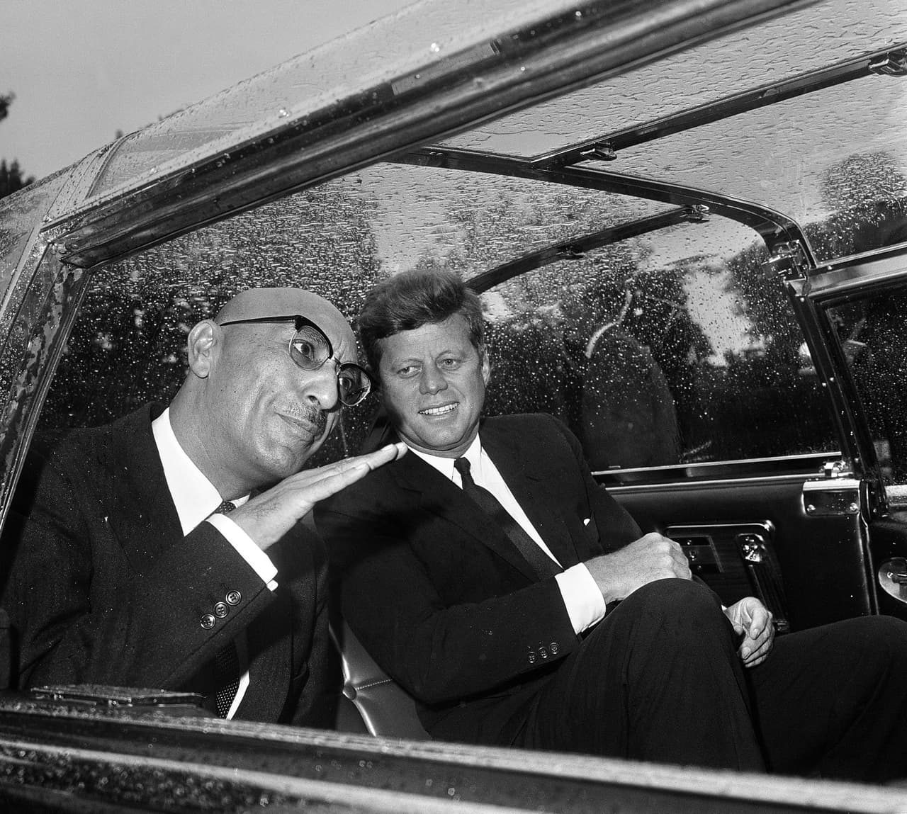 Un experimento de monarquía constitucional se estableció en 1964 de la mano del rey Mohammed Zahir Shah, quien gobernaba desde 1933. En el nuevo sistema político participaron facciones que iban desde la extrema izquierda liberal hasta conservadores religiosos fundamentalistas.
<br>
<br>En la fotografía Zahir Shah junto al John F. Kennedy en Washington DC, en 1963. 
<br>