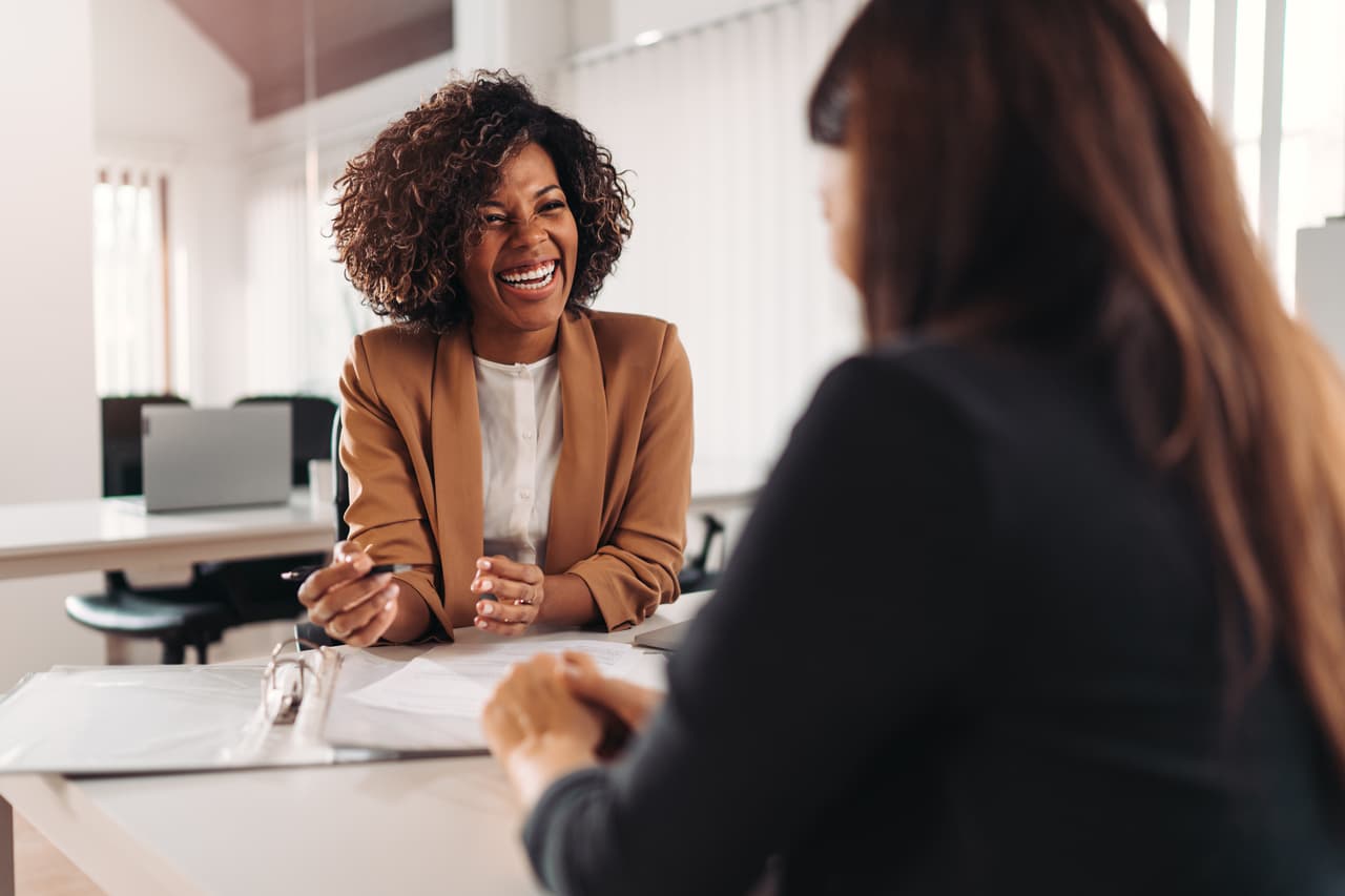 <b>Agente de ventas de seguros</b>. 
<br>
<br>Salario promedio anual: 50,940 dólares.
<br>
<br>Crecimiento esperado de este empleo para 2029: 5.5%.
<br>
<br>Estos empleados venden seguros de autos, salud, hogar, vida, pólizas de responsabilidad, de daños a la propiedad y responsabilidad por productos, entre otros.
<br>
<br>Los seguros son un campo fuertemente regulado en Estados Unidos y los agentes deben tener una licencia de su estado. Es un trabajo disponible para los graduados de la escuela secundaria, aunque muchos de estos trabajadores tienen títulos universitarios.
<br>