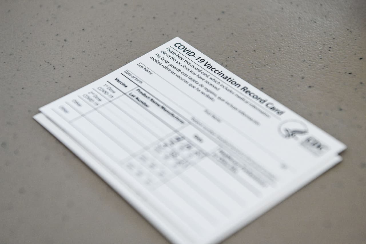 Para hacerlo, puede enviar un correo electrónico al PA-SIIS a 
<b>ra-dhpasiis@pa.gov</b>, y recibirá un formulario para completar y enviar de vuelta para obtener sus registros de vacunación. Si bien no hay un cronograma definido para una respuesta, Barton dice que el DOH "responderá tan pronto como podamos" y que el departamento está "trabajando actualmente para mejorar este proceso".