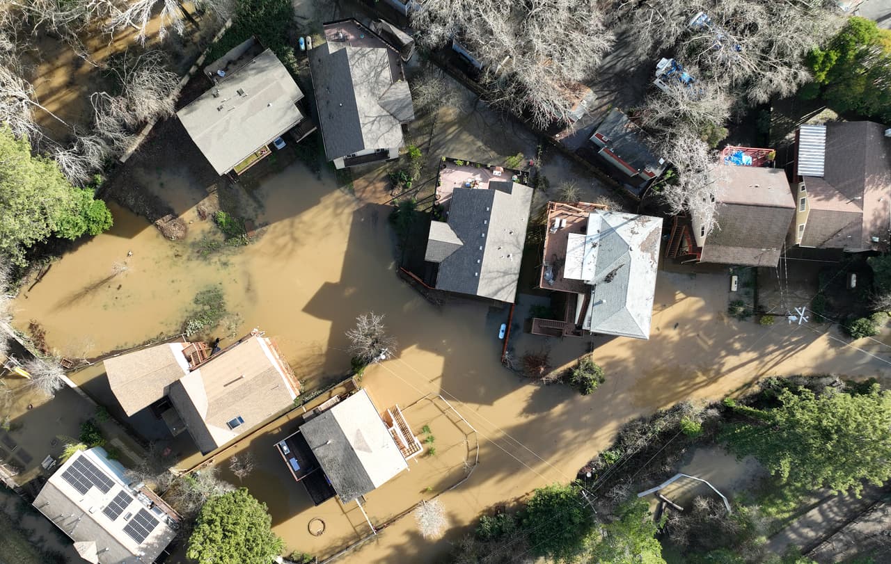 Durante días las autoridades han monitoreado de cerca el afluente del Russian River, pues en el pasado la localidad de Guerneville ha sido afectada por severas inundaciones a causa de su desbordamiento.