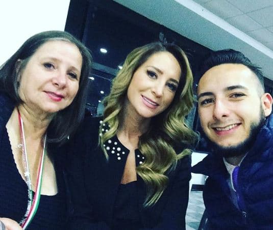 "Una disculpa, me meten aquí, me dicen que 'tantito' y me sigo como hilo de media", dijo ante los periodistas. 
<br>