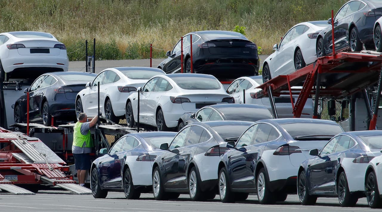 🔴 
<b>Precios de los autos nuevos: +0.6 en julio frente a junio</b>
<br>
<br>El impacto de la inflación se ha hecho evidente en los hogares del país. Un reciente reporte de la Reserva Federal de Nueva York mostró que 
<a href="https://www.univision.com/noticias/dinero/crecen-las-deudas-de-tarjetas-de-credito-en-estados-unidos">la deuda con tarjetas de crédito aumentó 13% en el segundo trimestre de este año.</a>