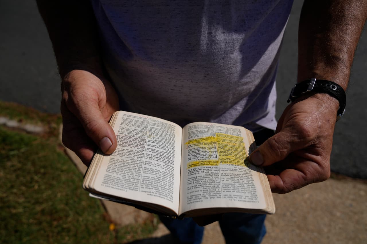 John Powers, de 44 años, de Jacksonville, 
<a href="https://www.univision.com/temas/texas">Texas</a>, lee en silencio un pasaje de una Biblia traído por otro manifestante en contra el aborto, frente al Hope Medical Group for Women, el pasado sábado 9 de octubre de 2021, en Shreveport, Louisiana. Powers dijo que normalmente realiza el viaje de casi dos horas dos veces al mes con el objetivo de que cualquier mujer cambie de opinión. En los 13 años que ha estado protestando fuera de las clínicas, dice que ha convencido con éxito a dos mujeres de que no sigan con sus abortos.
