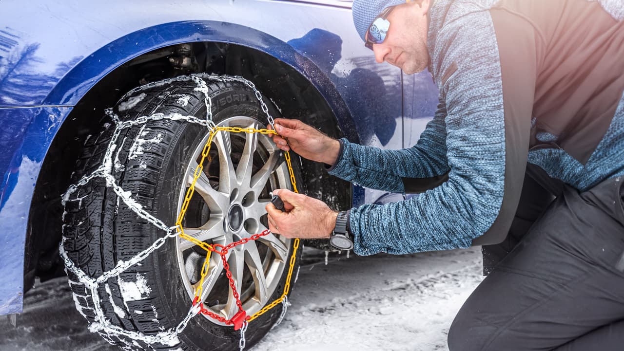 Cómo instalar y utilizar correctamente las cadenas en tus llantas durante las nevadas en California